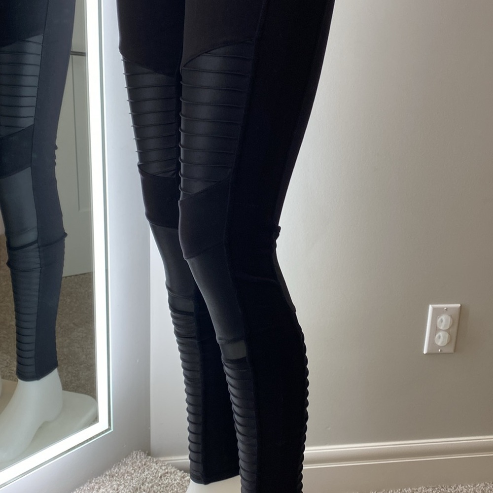 ALO Yoga Moto Leggings Black.  Size XS. BNWT - Picture 7 of 9